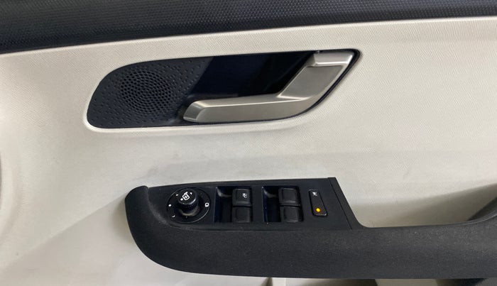 2025 Tata ALTROZ XZ Plus (S) Lux CNG , CNG, Manual, 2,833 km, Driver Side Door Panels Control