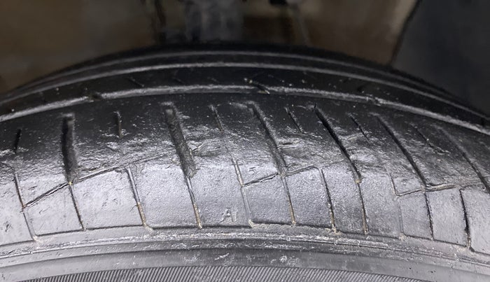 2018 Hyundai Verna 1.4 EX PETROL, Petrol, Manual, 28,388 km, Right Front Tyre Tread