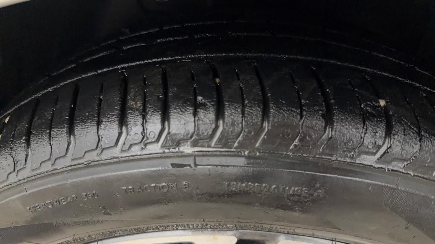 2022 Hyundai NEW I20 ASTA (O) 1.2 AT, Petrol, Automatic, 35,060 km, Left Front Tyre Tread