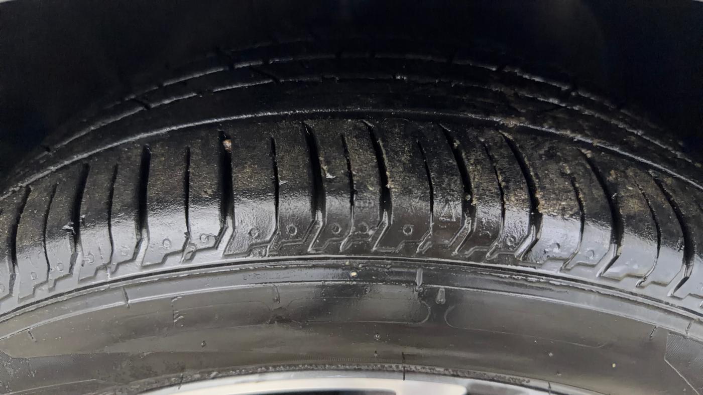 2022 Hyundai NEW I20 ASTA (O) 1.2 AT, Petrol, Automatic, 35,060 km, Right Front Tyre Tread