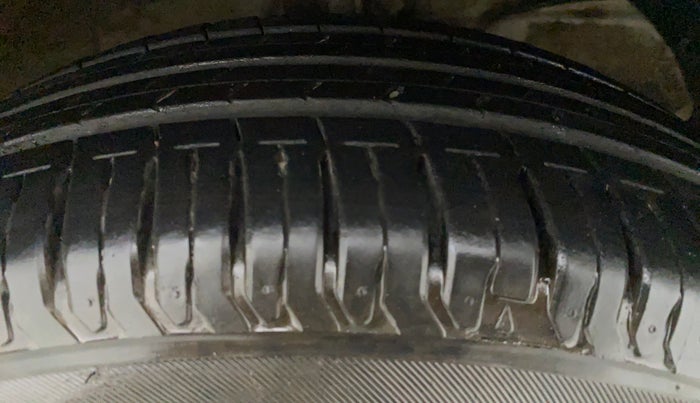 2020 Maruti XL6 ALPHA AT SHVS, Petrol, Automatic, 10,817 km, Right Front Tyre Tread