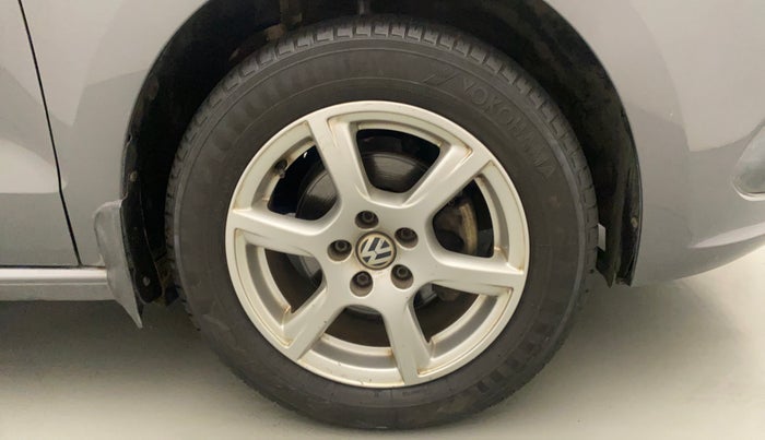 2013 Volkswagen Vento HIGHLINE PETROL AT, Petrol, Automatic, 69,996 km, Right Front Wheel