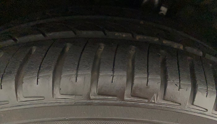 2013 Volkswagen Vento HIGHLINE PETROL AT, Petrol, Automatic, 69,996 km, Right Rear Tyre Tread