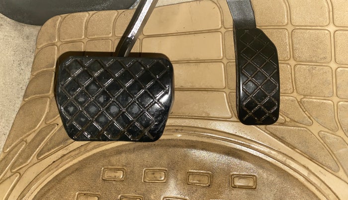 2013 Volkswagen Vento HIGHLINE PETROL AT, Petrol, Automatic, 69,996 km, Pedals