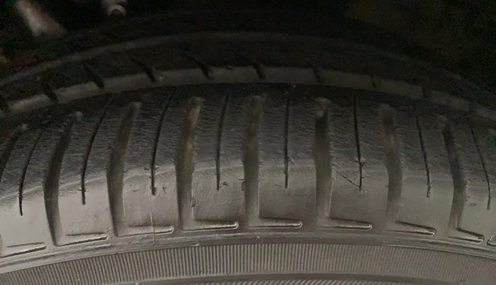 2013 Volkswagen Vento HIGHLINE PETROL AT, Petrol, Automatic, 69,996 km, Left Front Tyre Tread