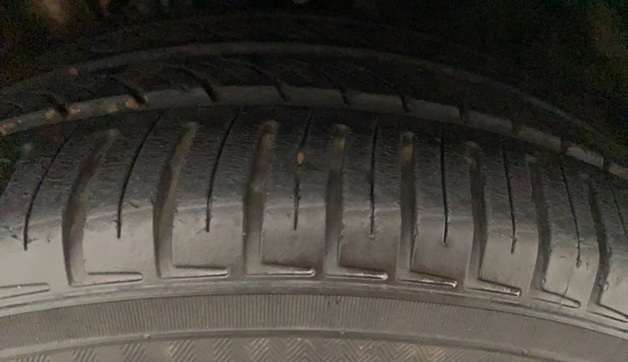 2013 Volkswagen Vento HIGHLINE PETROL AT, Petrol, Automatic, 69,996 km, Right Front Tyre Tread