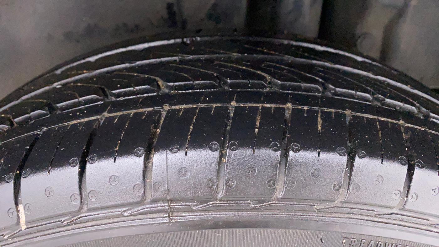 2017 Maruti Swift ZXI D, Petrol, Manual, 68,751 km, Left Rear Tyre Tread