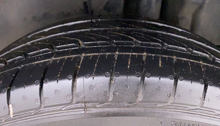 2017 Maruti Swift ZXI D, Petrol, Manual, 68,751 km, Left Rear Tyre Tread