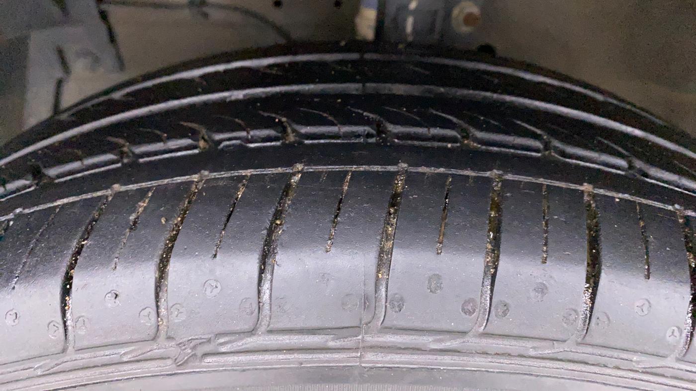 2017 Maruti Swift ZXI D, Petrol, Manual, 68,751 km, Left Front Tyre Tread