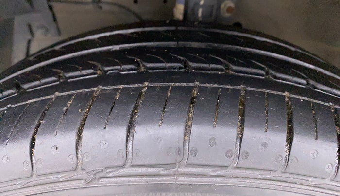 2017 Maruti Swift ZXI D, Petrol, Manual, 68,751 km, Left Front Tyre Tread