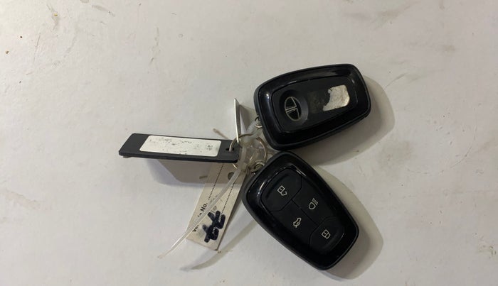 2022 Tata ALTROZ XZ PETROL, Petrol, Manual, 44,706 km, Key Close Up