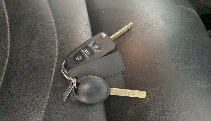 2020 Tata ALTROZ XE PETROL, Petrol, Manual, 33,190 km, Key Close Up