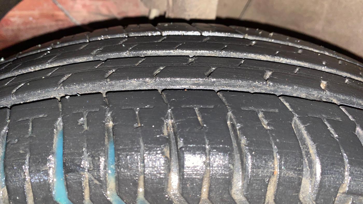 2017 Maruti Dzire LXI, Petrol, Manual, 23,567 km, Left Front Tyre Tread