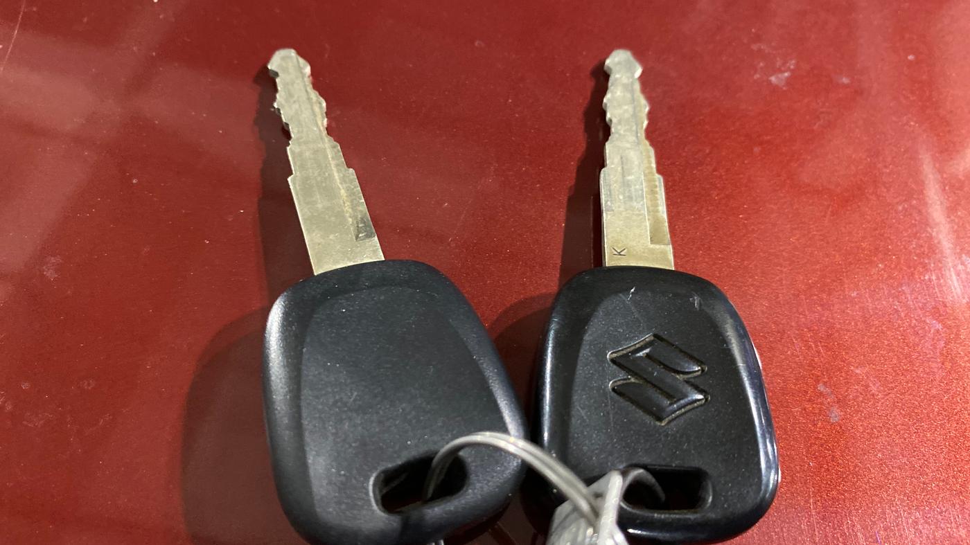 2017 Maruti Dzire LXI, Petrol, Manual, 23,567 km, Key Close Up