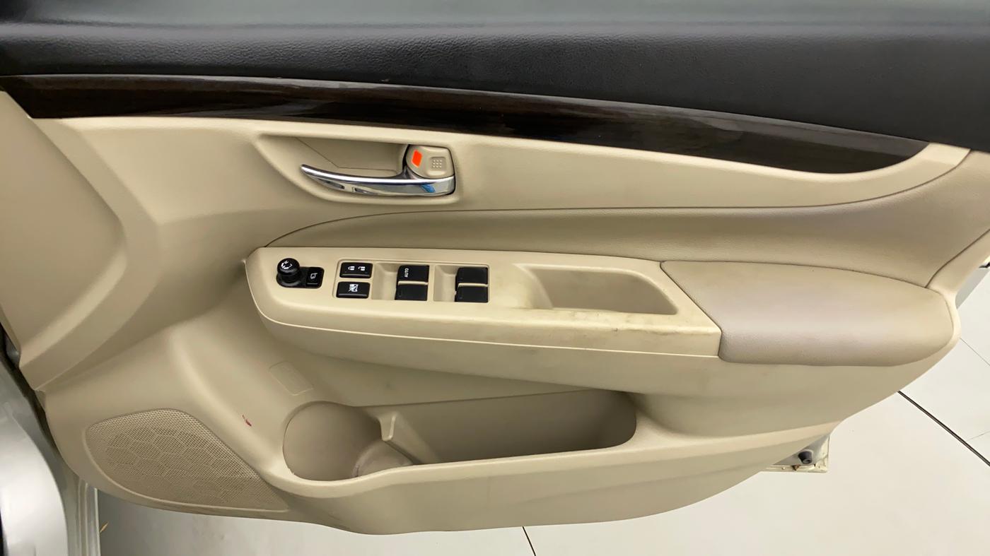 2017 Maruti Ciaz ZXI AT, Petrol, Automatic, 1,02,302 km, Driver Side Door Panels Control