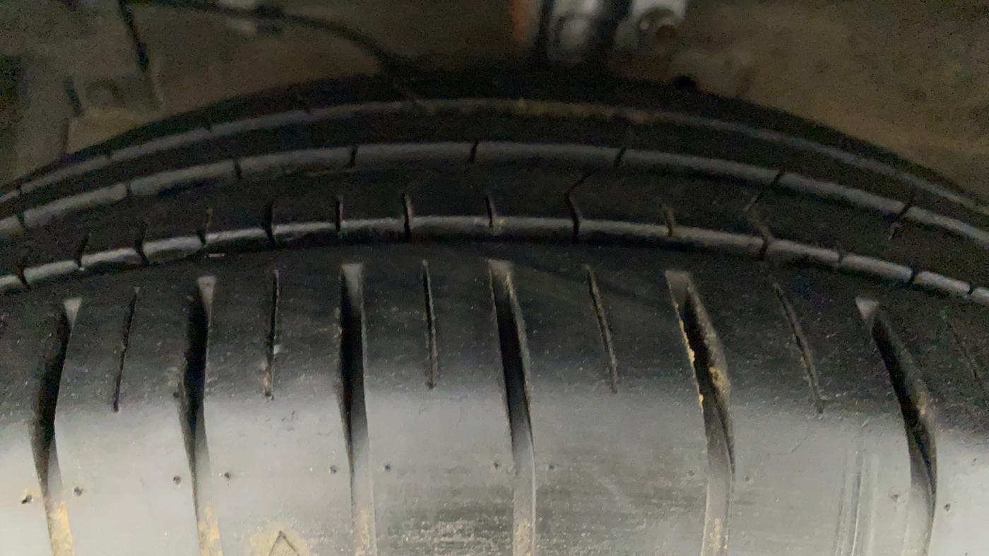 2017 Maruti Ciaz ZXI AT, Petrol, Automatic, 1,02,302 km, Left Front Tyre Tread