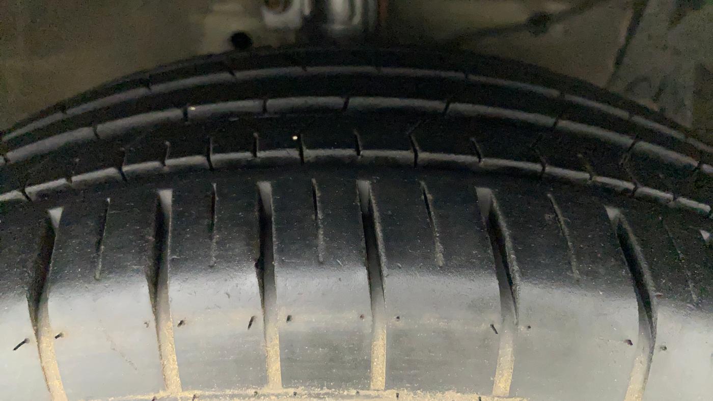 2017 Maruti Ciaz ZXI AT, Petrol, Automatic, 1,02,302 km, Right Front Tyre Tread