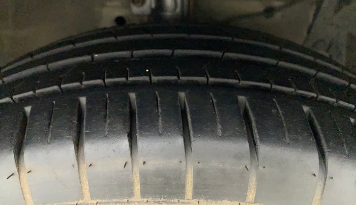2017 Maruti Ciaz ZXI AT, Petrol, Automatic, 1,02,302 km, Right Front Tyre Tread