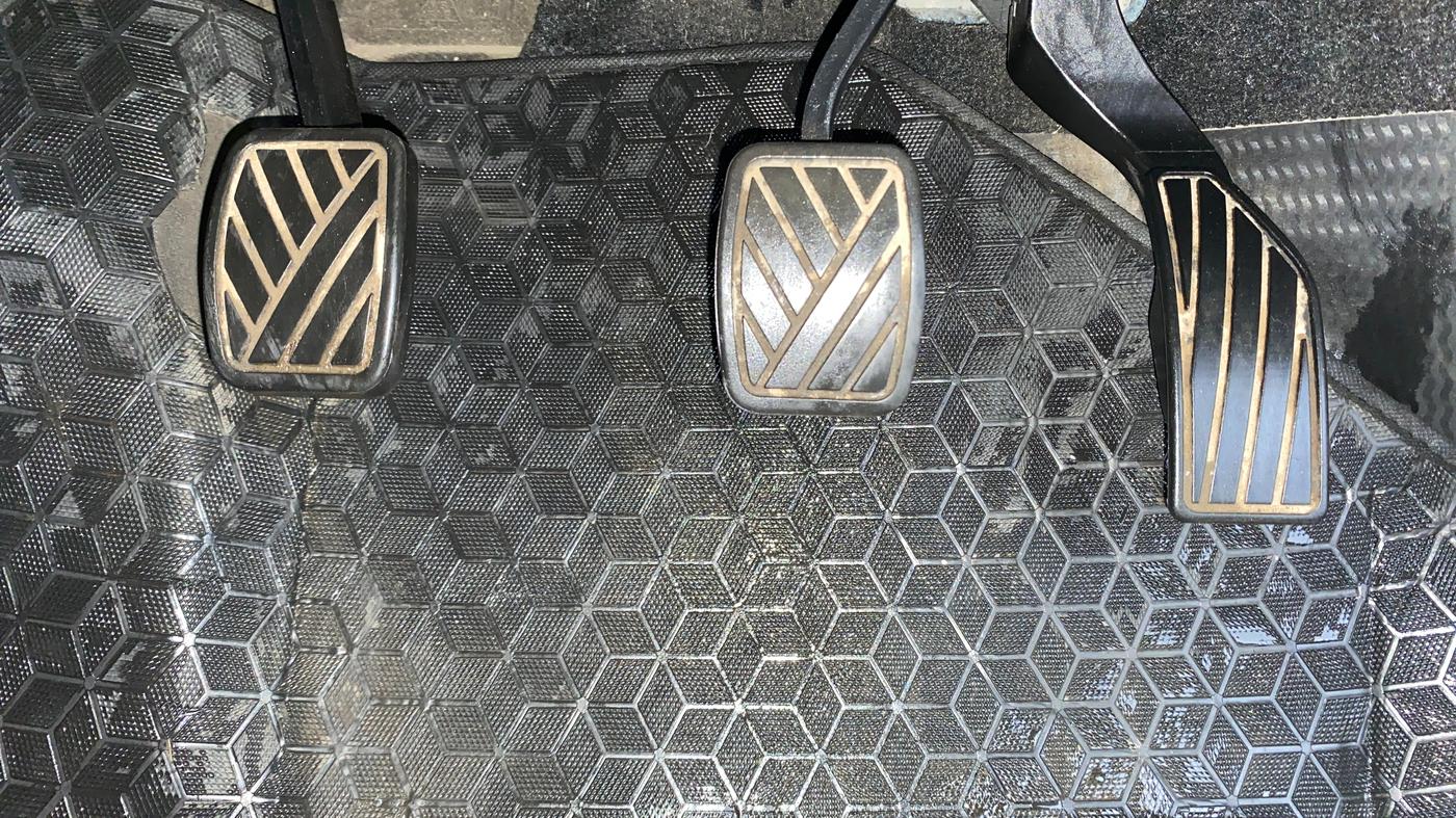 2022 Maruti BREZZA VXI SMART HYBRID, Petrol, Manual, 24,059 km, Pedals