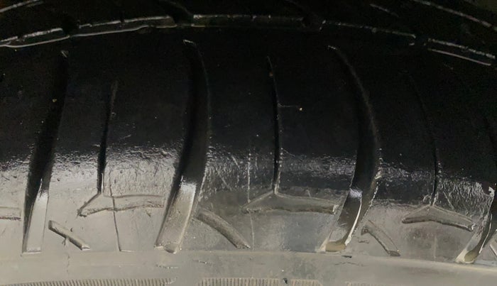 2016 Maruti Ciaz ZXI+, Petrol, Manual, 1,04,600 km, Right Front Tyre Tread