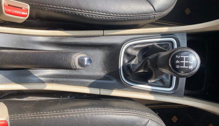 2016 Maruti Ciaz ZXI+, Petrol, Manual, 1,04,600 km, Gear Lever