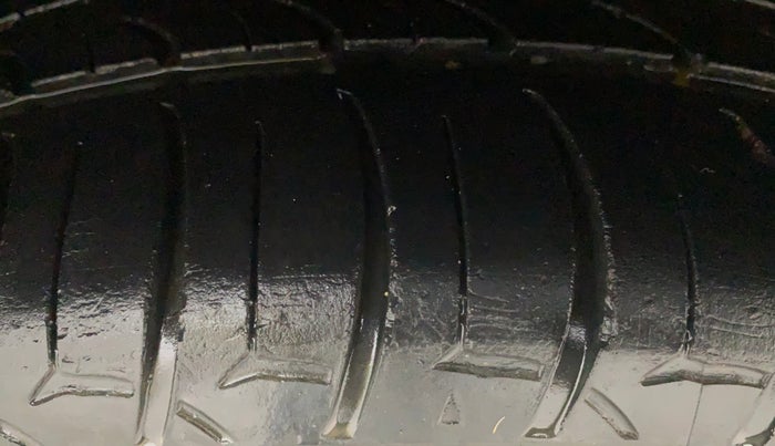 2016 Maruti Ciaz ZXI+, Petrol, Manual, 1,04,600 km, Left Front Tyre Tread