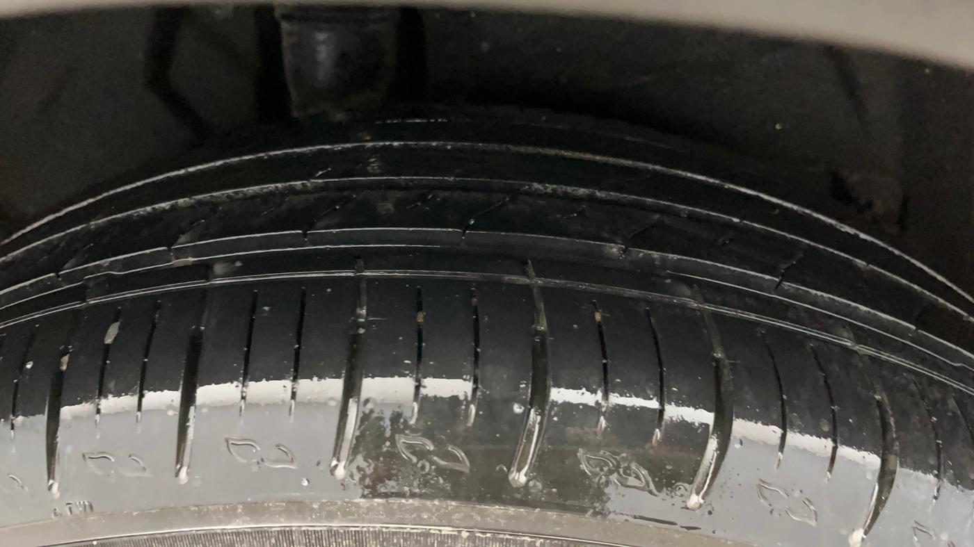 2022 Mahindra XUV700 AX 5 P MT 5 STR, Petrol, Manual, 46,331 km, Right Rear Tyre Tread