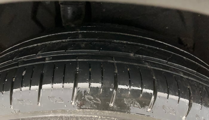 2022 Mahindra XUV700 AX 5 P MT 5 STR, Petrol, Manual, 46,331 km, Right Rear Tyre Tread