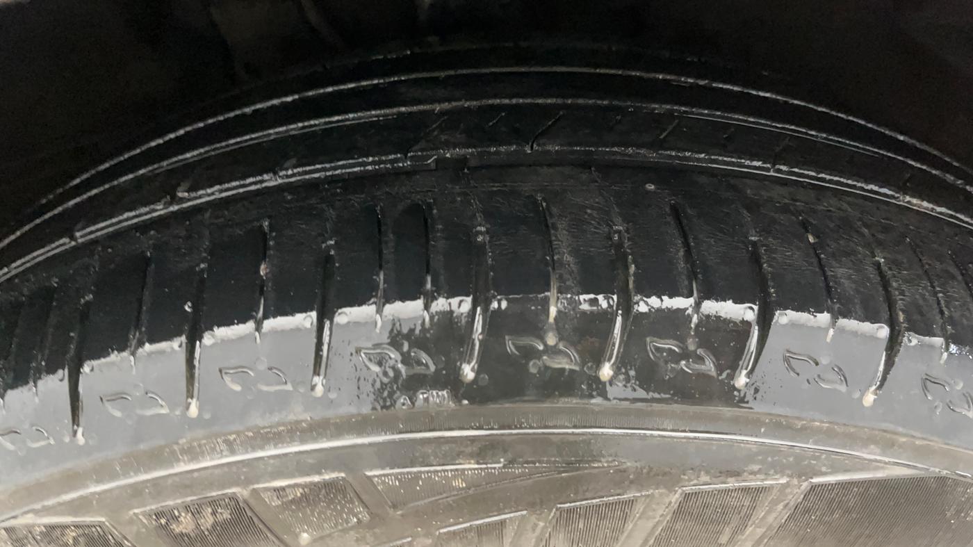 2022 Mahindra XUV700 AX 5 P MT 5 STR, Petrol, Manual, 46,331 km, Right Front Tyre Tread
