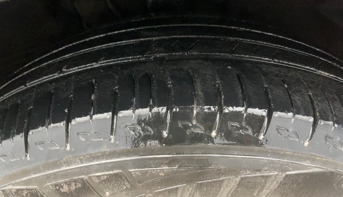 2022 Mahindra XUV700 AX 5 P MT 5 STR, Petrol, Manual, 46,331 km, Right Front Tyre Tread