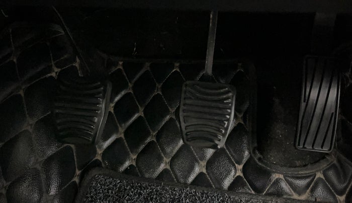 2022 Mahindra XUV700 AX 5 P MT 5 STR, Petrol, Manual, 46,331 km, Pedals