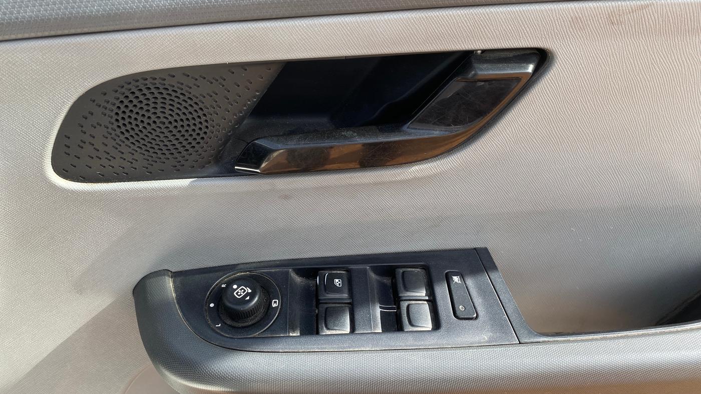 2020 Tata ALTROZ XM PETROL, Petrol, Manual, 1,20,795 km, Driver Side Door Panels Control