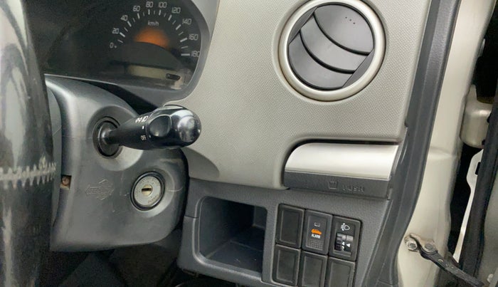 2010 Maruti Wagon R 1.0 LXI, Petrol, Manual, 67,394 km, Dashboard - Cup holder not working