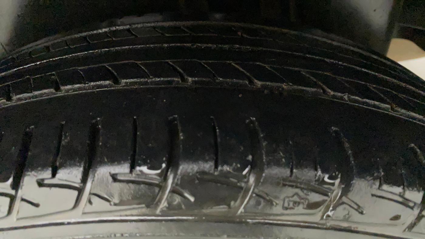 2015 Maruti Ciaz ZXI, Petrol, Manual, 48,058 km, Left Rear Tyre Tread
