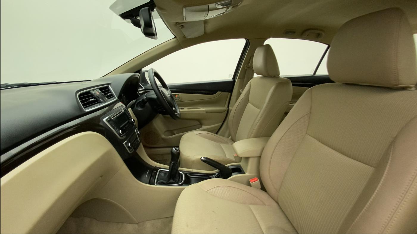 2015 Maruti Ciaz ZXI, Petrol, Manual, 48,058 km, Right Side Front Door Cabin