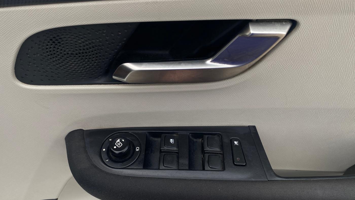 2022 Tata ALTROZ XZ PETROL, Petrol, Manual, 67,032 km, Driver Side Door Panels Control