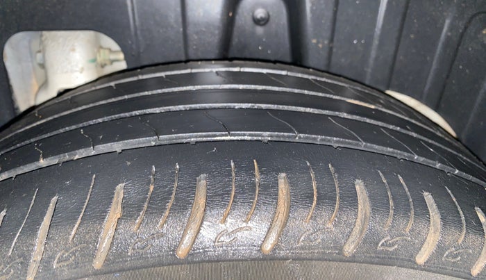 2021 Mahindra XUV300 W8 (O) 1.2 PETROL, Petrol, Manual, 67,600 km, Left Rear Tyre Tread