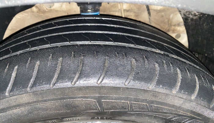 2021 Mahindra XUV300 W8 (O) 1.2 PETROL, Petrol, Manual, 67,600 km, Right Front Tyre Tread