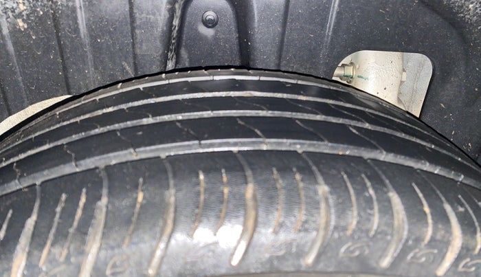 2021 Mahindra XUV300 W8 (O) 1.2 PETROL, Petrol, Manual, 67,600 km, Right Rear Tyre Tread