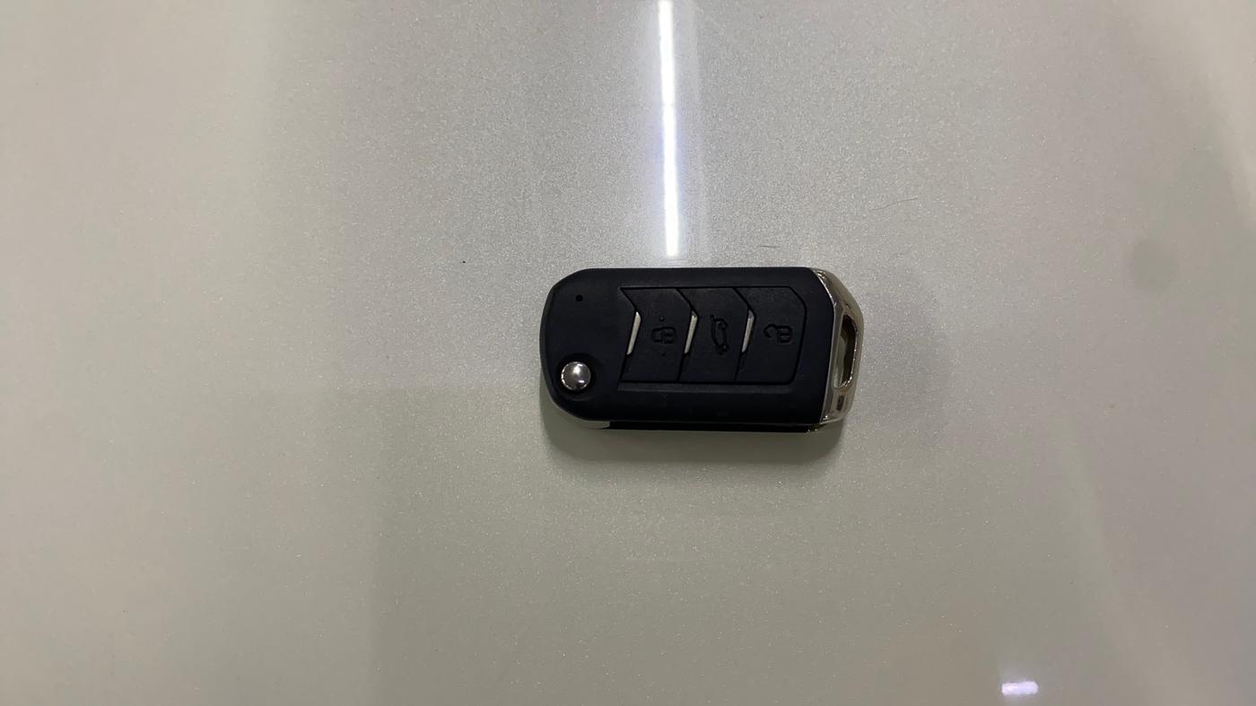 2021 Mahindra XUV300 W8 (O) 1.2 PETROL, Petrol, Manual, 67,600 km, Key Close Up
