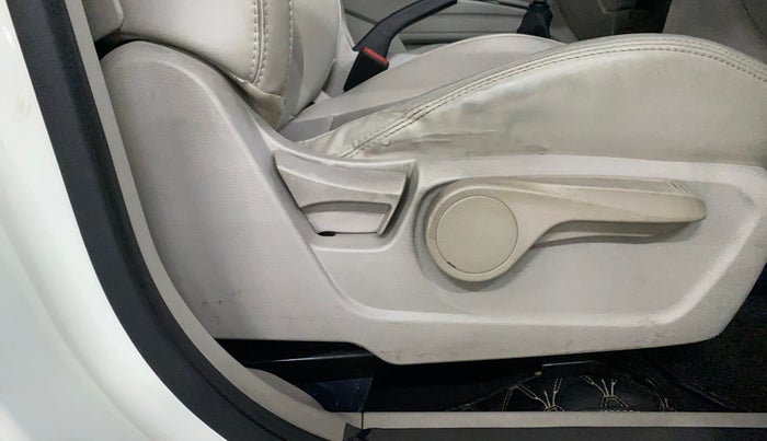 2021 Mahindra XUV300 W8 (O) 1.2 PETROL, Petrol, Manual, 67,600 km, Driver Side Adjustment Panel