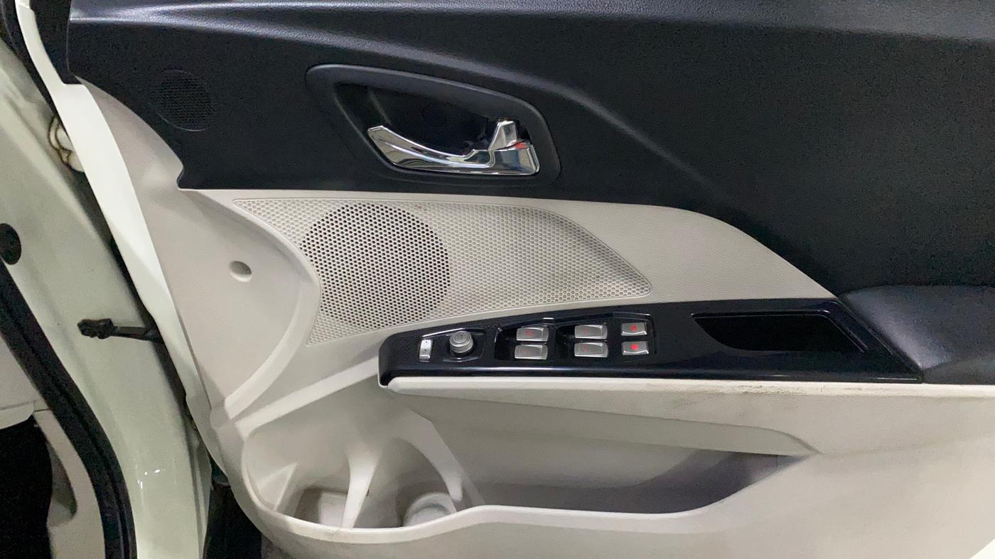 2021 Mahindra XUV300 W8 (O) 1.2 PETROL, Petrol, Manual, 67,600 km, Driver Side Door Panels Control