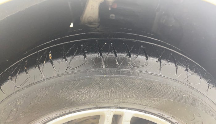 2018 Mahindra MARAZZO M6 8 STR, Diesel, Manual, 1,44,295 km, Right Front Tyre Tread