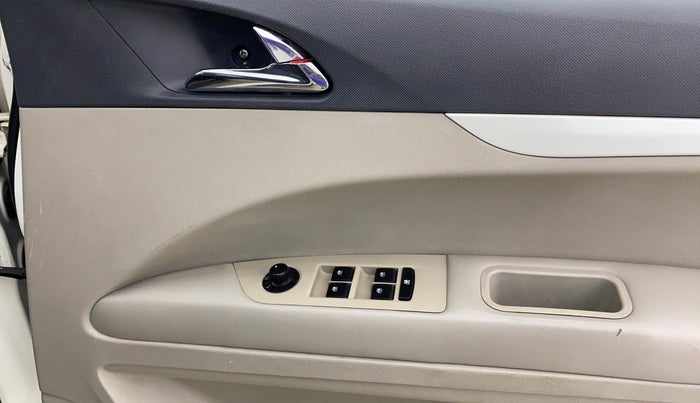 2018 Mahindra MARAZZO M6 8 STR, Diesel, Manual, 1,44,295 km, Driver Side Door Panels Control