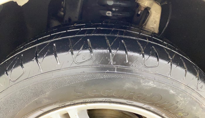 2018 Mahindra MARAZZO M6 8 STR, Diesel, Manual, 1,44,295 km, Left Front Tyre Tread