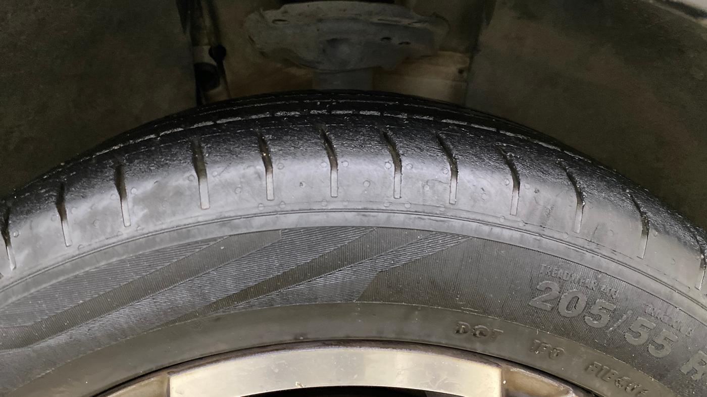 2021 Skoda KUSHAQ STYLE 1.0L TSI AT, Petrol, Automatic, 28,906 km, Right Front Tyre Tread
