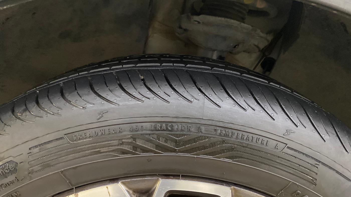 2021 Skoda KUSHAQ STYLE 1.0L TSI AT, Petrol, Automatic, 28,906 km, Left Front Tyre Tread