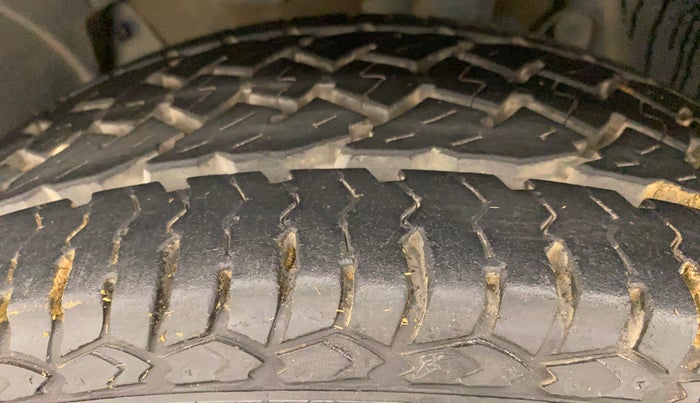 2014 Renault Duster 85 PS RXL PLUS DIESEL, Diesel, Manual, 1,10,526 km, Left Front Tyre Tread