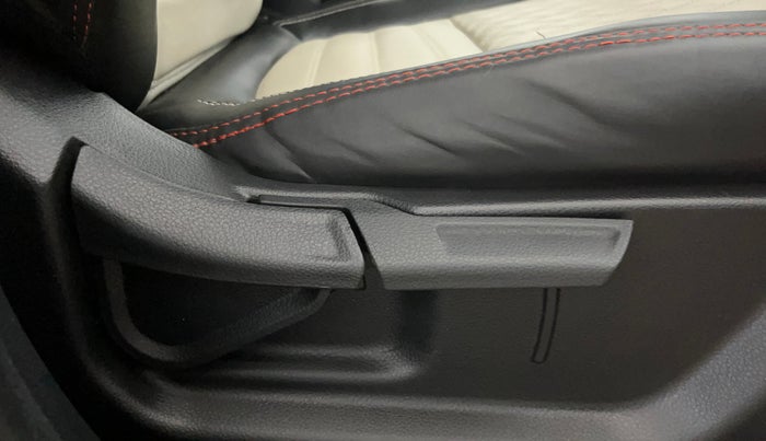 2021 KIA SONET HTX 1.0 IMT, Petrol, Manual, 29,860 km, Driver Side Adjustment Panel