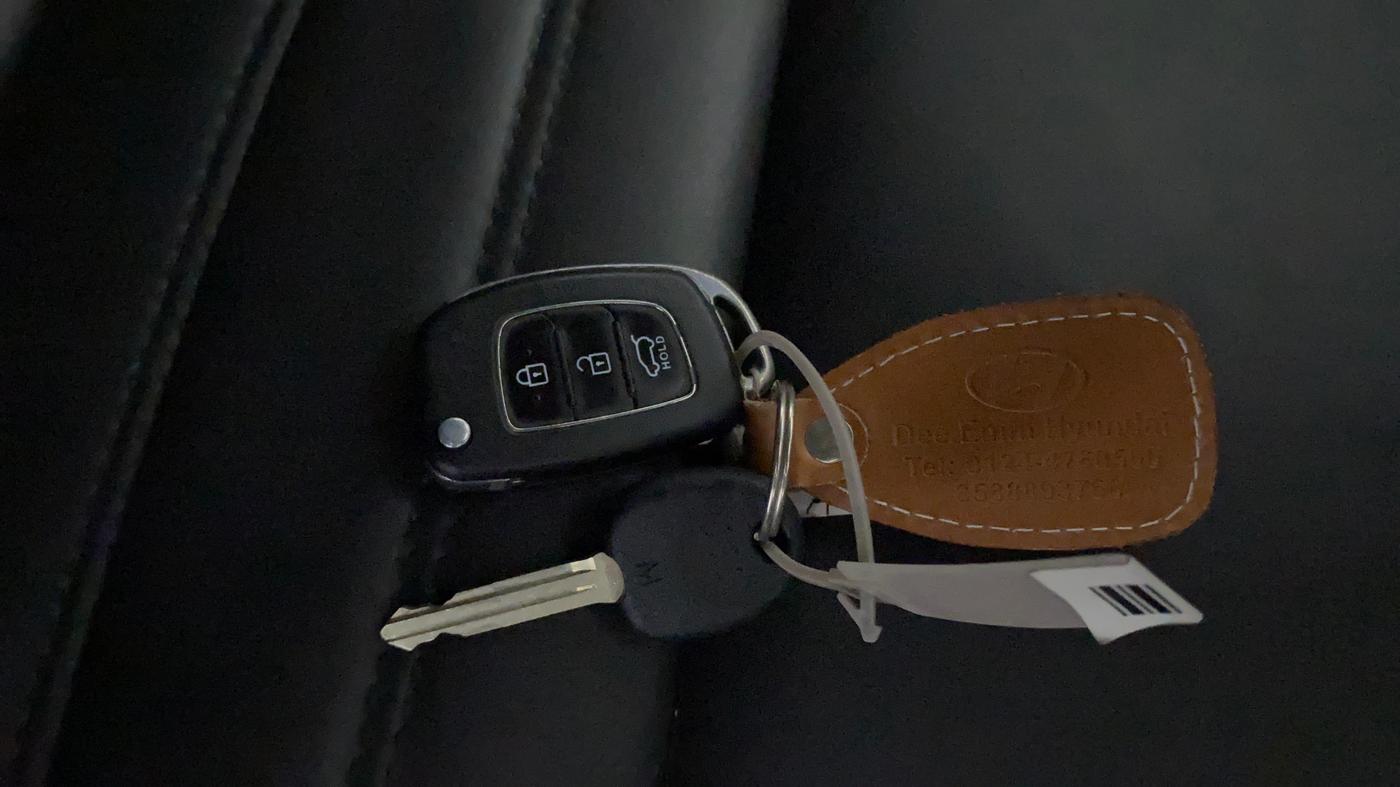 2019 Hyundai VENUE S 1.2, Petrol, Manual, 1,14,340 km, Key Close Up